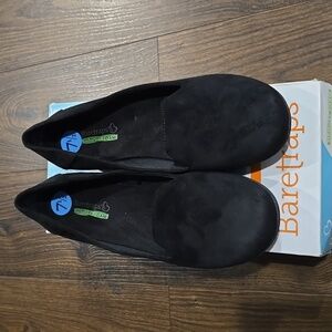 Gently used slip on Baretraps flats.